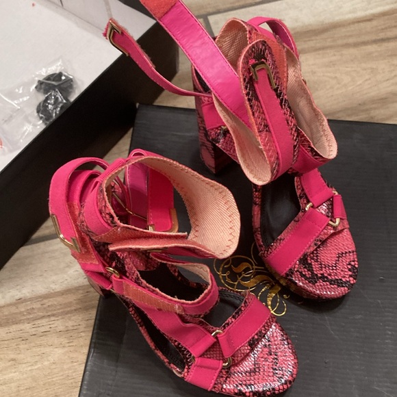 New Strappy Caged Elastane
Harness Chunky
Platform high Heel
Sandals - Picture 5 of 8